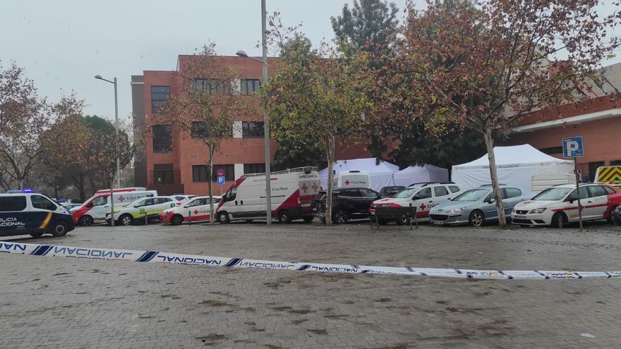 Exterior del Centro Cívico Poniente Sur de Córdoba, donde se atiende a los familiares de víctimas del siniestro ferroviario de Adamuz.