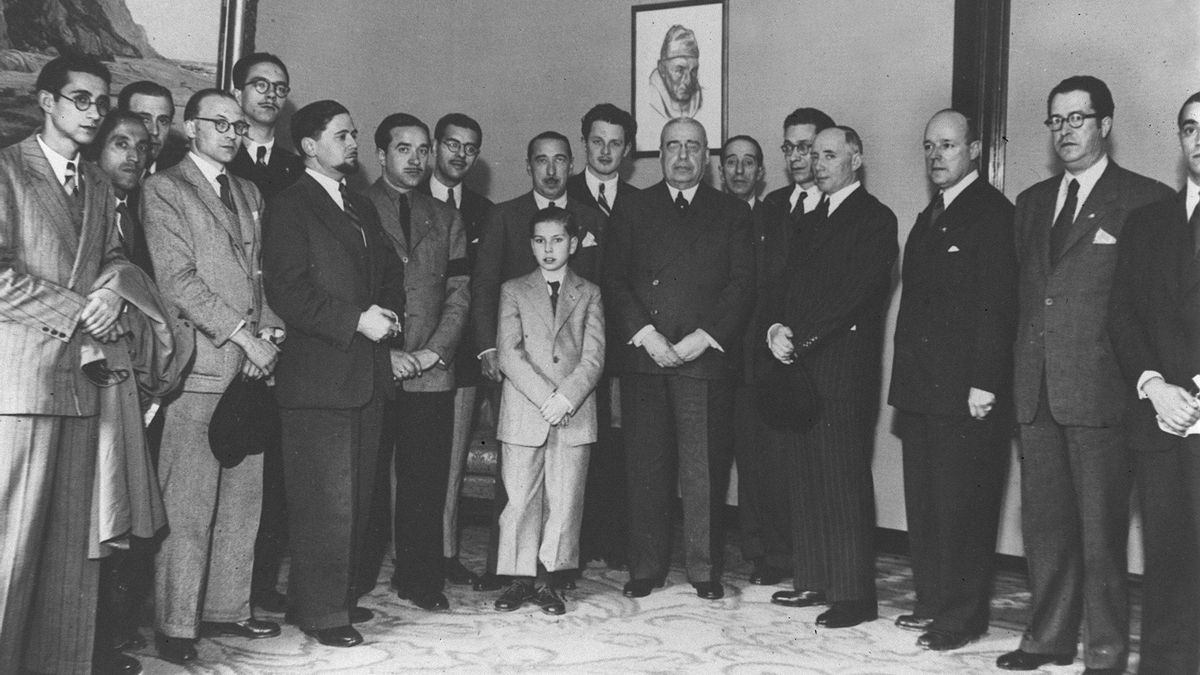 Fotografia del jove escaquista Arturo Pomar amb la selecció nacional
