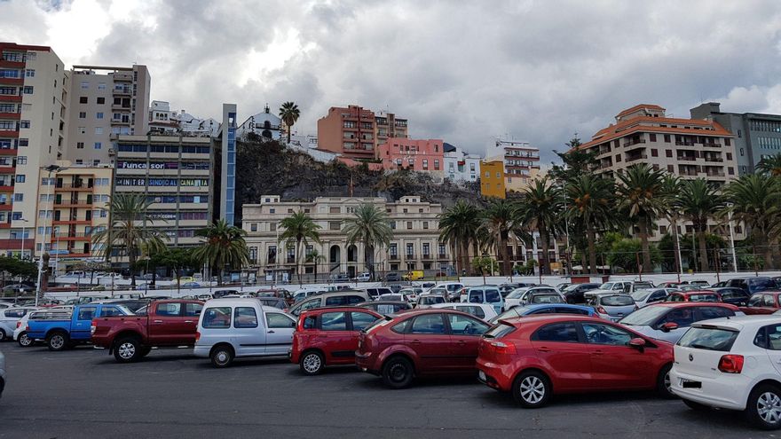Zona de aparcamientos en el entorno del Puerto de  Santa Cruz de La Palma.