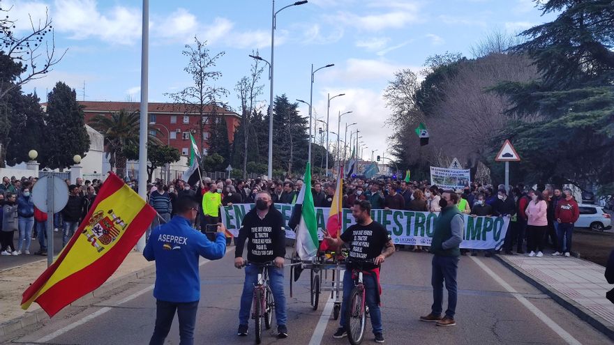 La patronal del campo extremeño vuelve a pedir ayudas pero mantiene a más de 65.000 jornaleros sin convenio