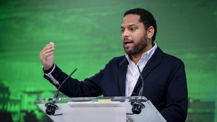Archivo - El secretario general de Vox, Ignacio Garriga, durante una rueda de prensa en la sede del partido.