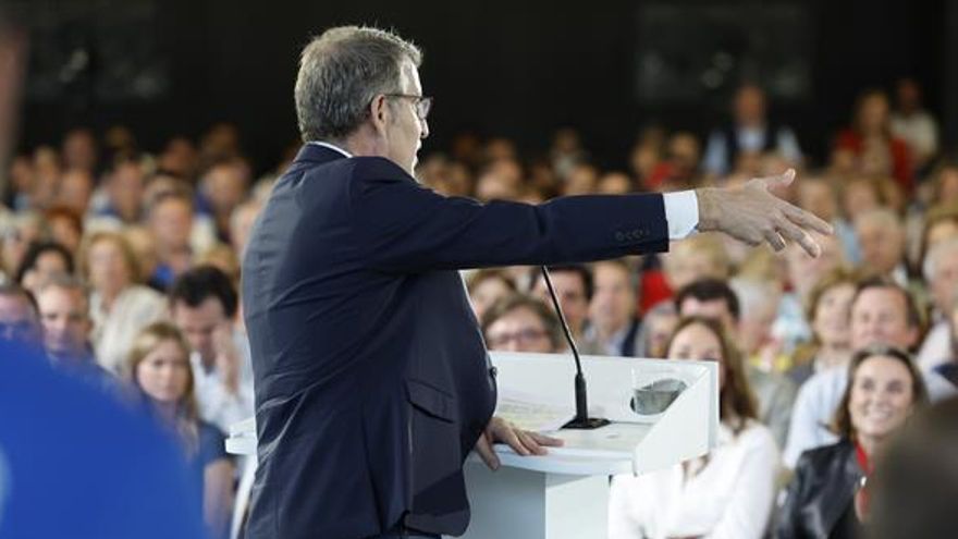 El presidente del PP, Alberto Núñez Feijóo (c), ha intervenido este domingo en Bilbao en un acto electoral del PP vasco junto al candidato a lehendakari, Javier de Andrés.