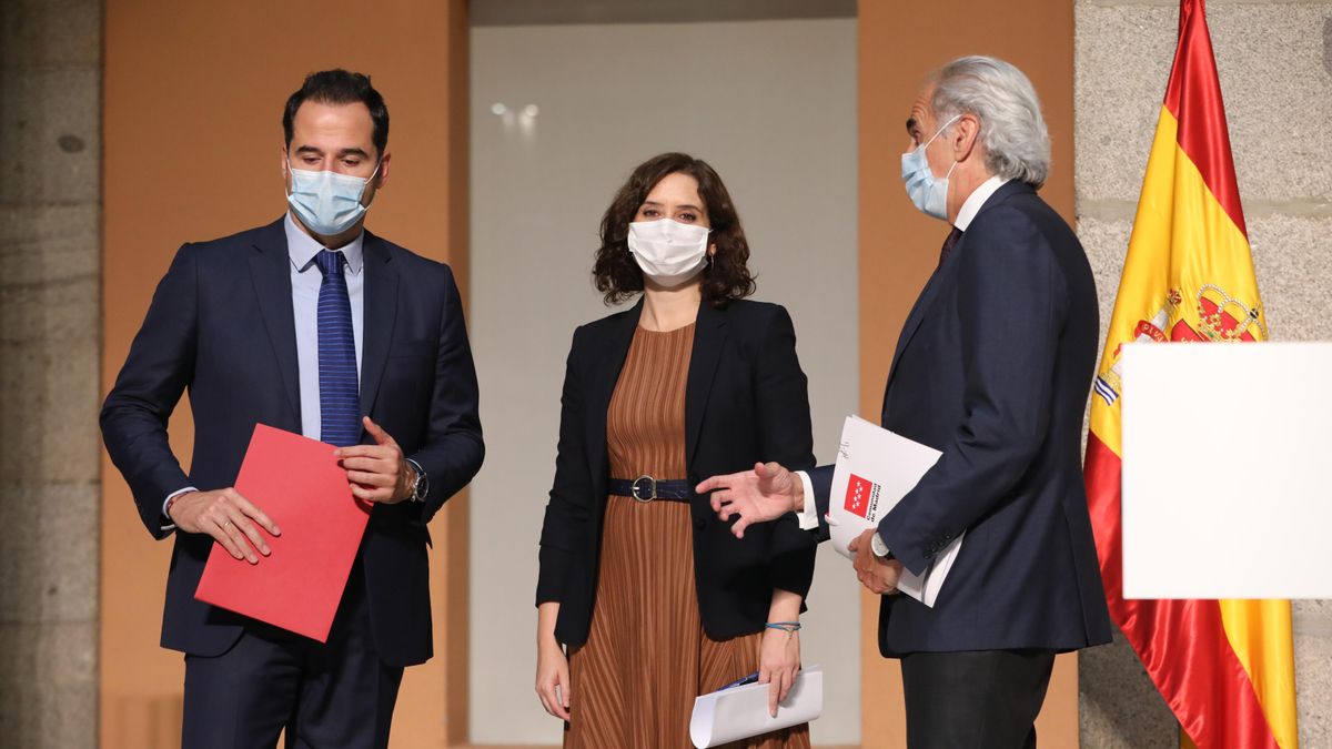 El vicepresidente, Ignacio Aguado, la presidenta de la Comunidad de Madrid, Isabel Díaz Ayuso, y el consejero de Sanidad, Enrique Ruiz Escudero, explican las nuevas medidas en la región ante el COVID-19.
