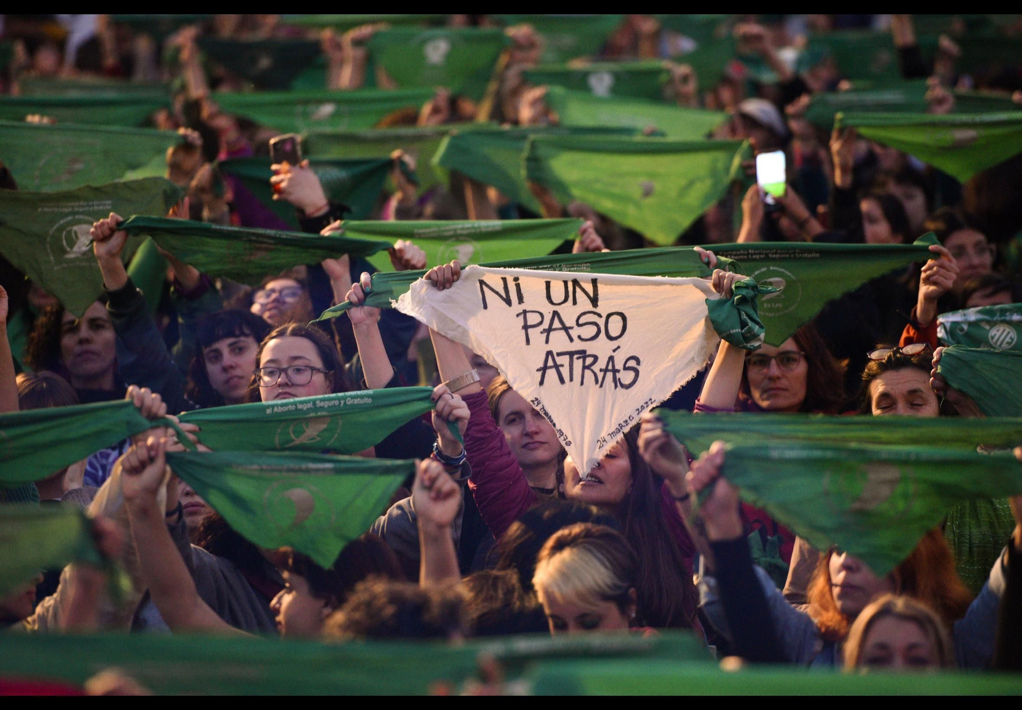 Los pañuelos verdes fueron inspirados por los pañuelos blancos de las Madres y Abuelas de Plaza de Mayo. La consigna hoy es la misma: ni un paso atrás.