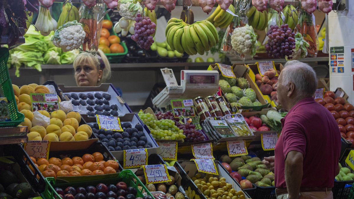 Archivo - Un puesto de frutas del mercado de abastos de Triana.