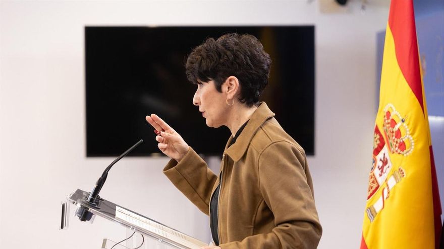La portavoz del PNV en el Congreso, Maribel Vaquero, durante una rueda de prensa en el Congreso