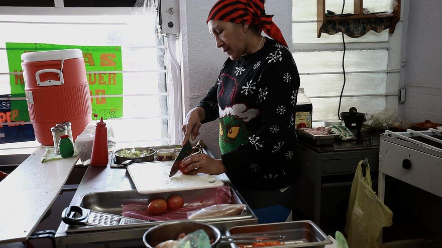 Migrantes se incorporan a trabajos en México mientras intentan cruzar a EEUU