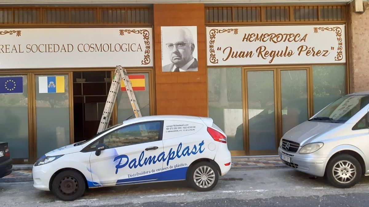 Fachada de la hemeroteca de La Cosmológica en Maldonado.