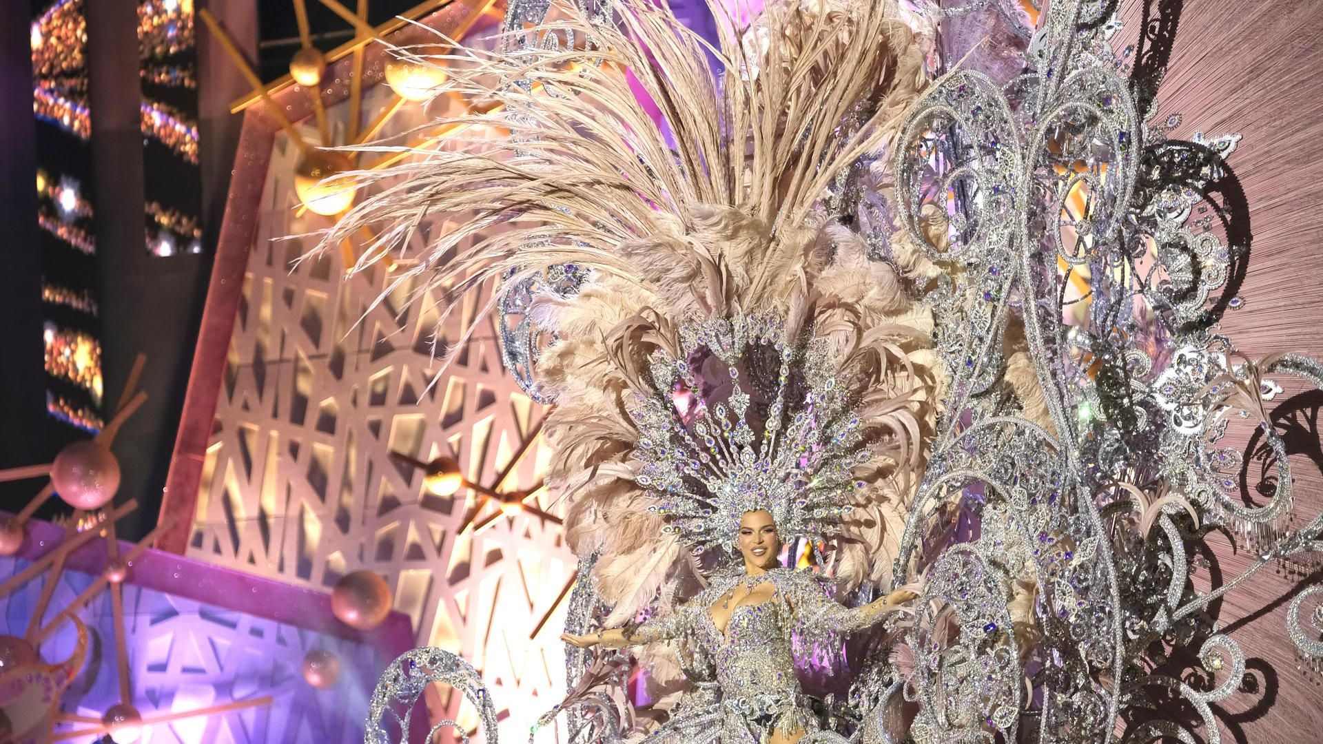 La candidata Leysi Uz con la fantasía 'En mi piel', diseñada por Sedomir Rodríguez de la Sierra.