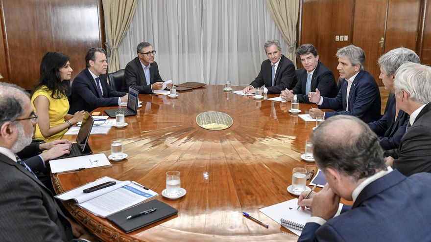 El Gobierno negocia un nuevo acuerdo con el FMI, que duda de la situación cambiaria y social