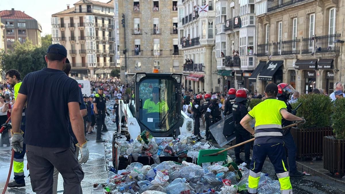 La otra cara de La Blanca: un ejército contra la basura y trabajadores para hacer posible las fiestas de Vitoria