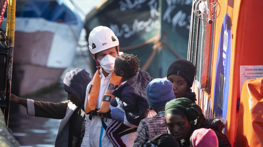 Mujeres y niños rescatados por Salvamento Marítimo