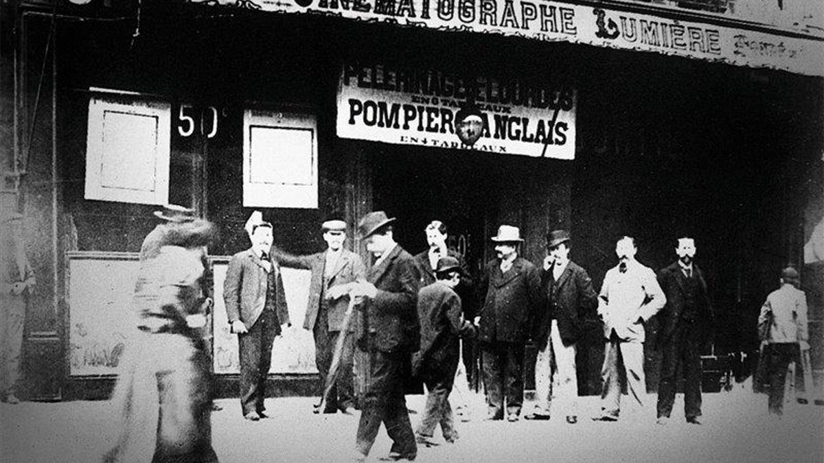 Unas tres mil personas diarias, ansiosas por presenciar aquel milagro visual, acudían a las primeras proyecciones en París