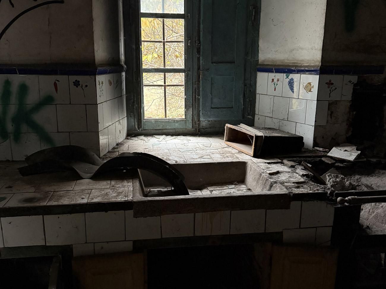 Interior de una casa abandonada en La Chana de Somoza.