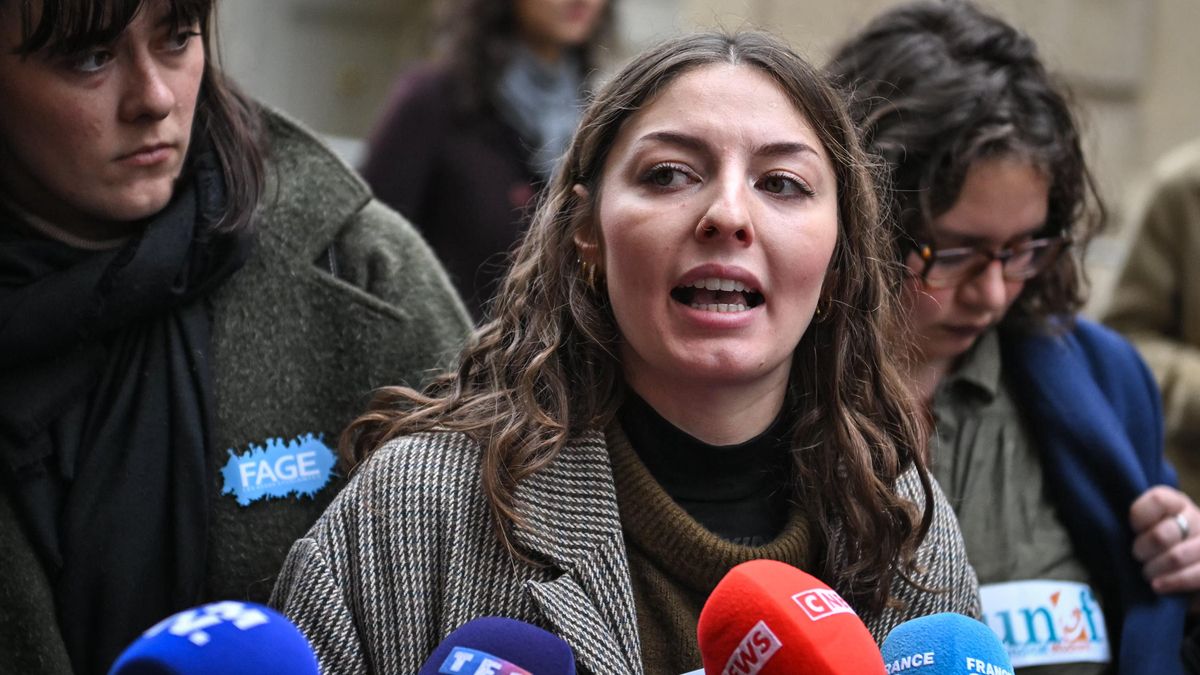 La portavoz del sindicato de estudiantes UNEF, Manon Moret, habla con la prensa antes de una reunión entre los sindicatos de estudiantes y el primer ministro francés, Sébastien Lecornu, en el Hotel de Matignon de París.  