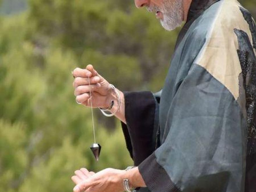 Marcos Benavent, el autodenominado 'yonki del dinero', sostiene un péndulo.