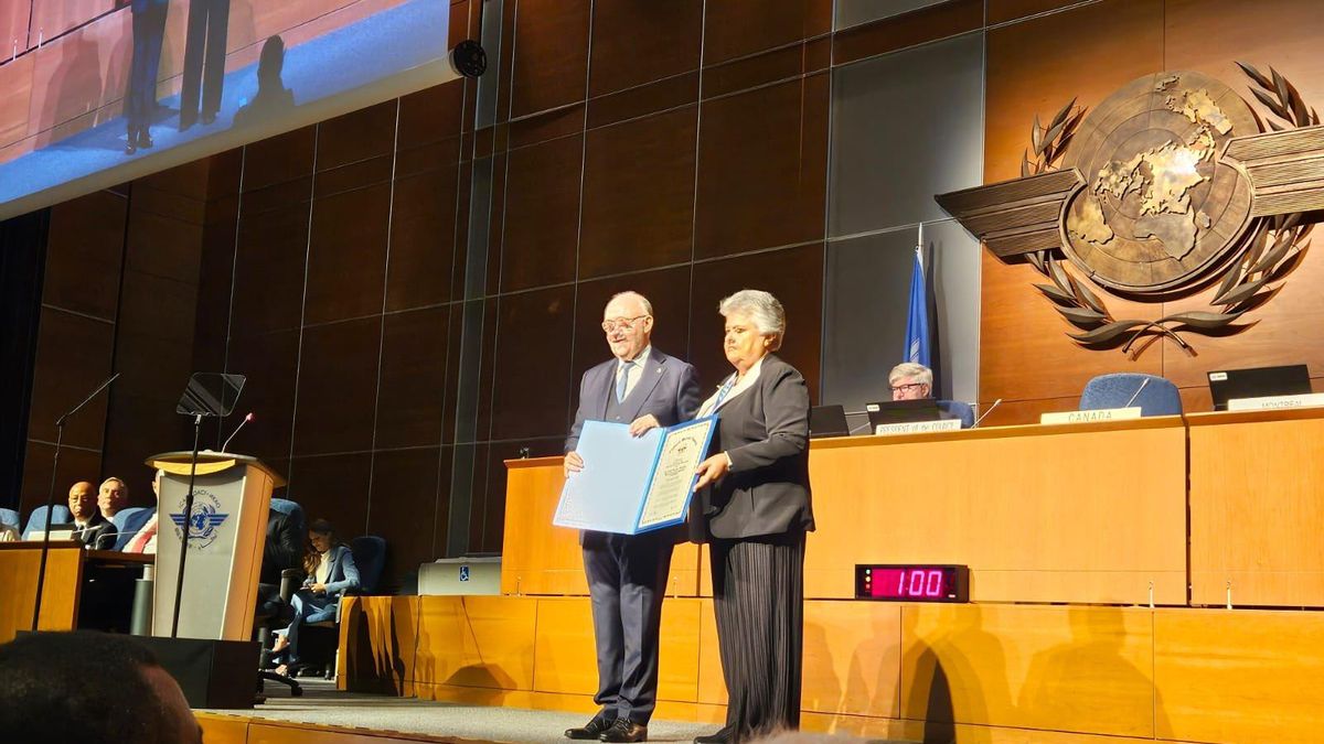 Pilar Vera recibe el premio.