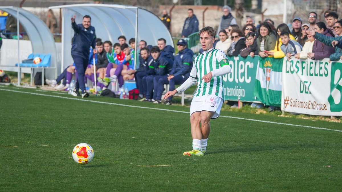 El Córdoba B arranca su reestructuración con siete bajas, encabezadas por Mario Peregrina