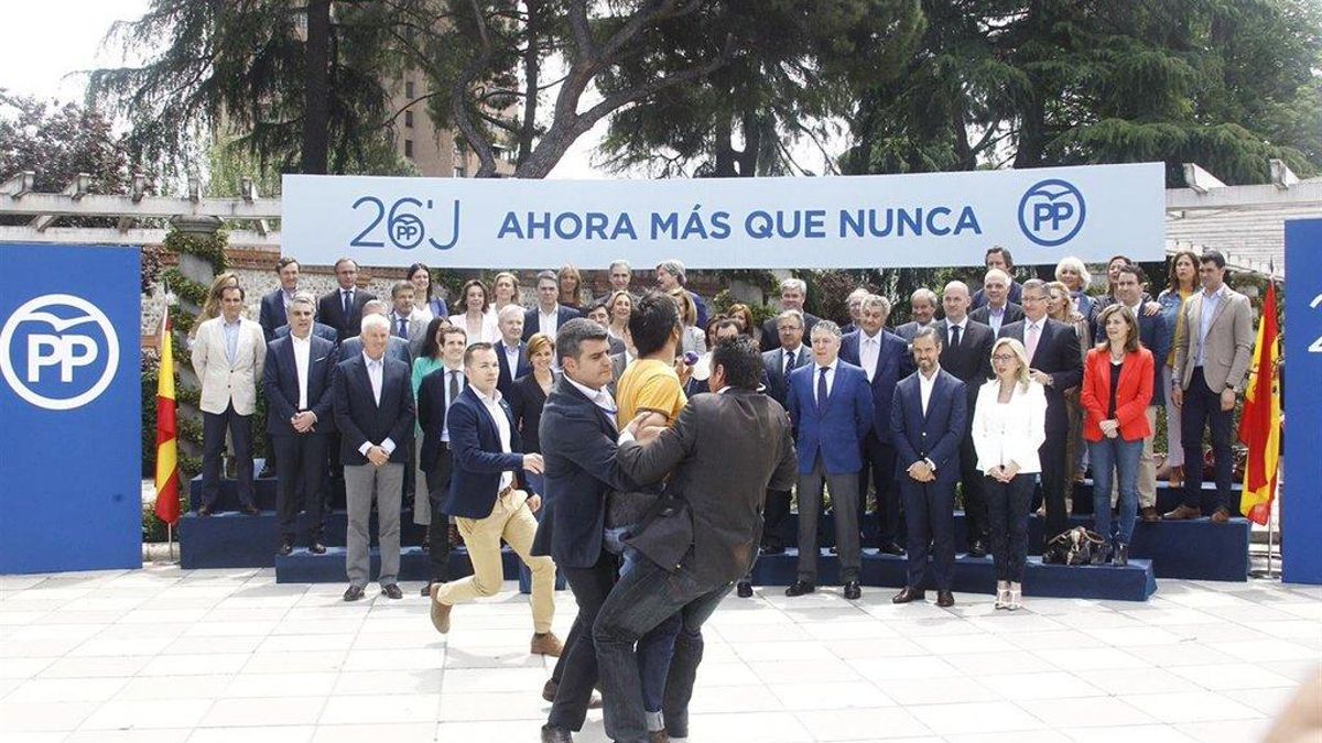 Un espontáneo irrumpe en el acto de Rajoy con sus candidatos al grito 'Sois la mafia'