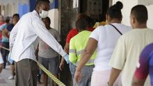 Desde el próximo lunes, Panamá sustituirá la cuarentena nacional que restringe desde el 25 de marzo por género y a dos horas diarias la movilidad, por un toque de queda nocturno.