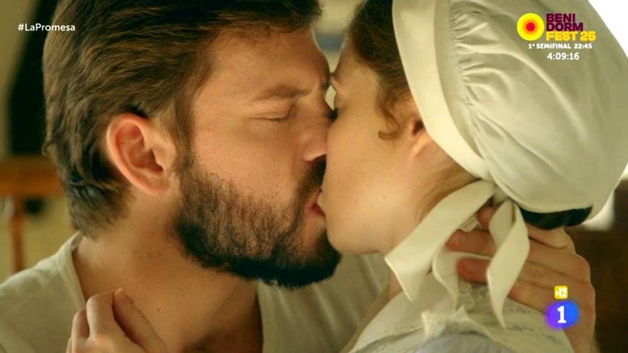 'La Promesa' sorprende con el beso de María y el padre Samuel, el cura que ha revolucionado la serie de RTVE
