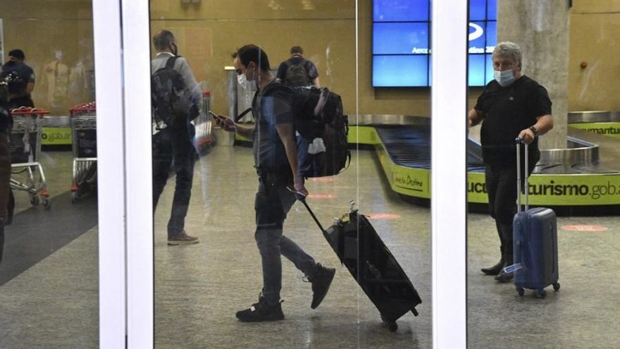 Restringirán "muy fuerte" el ingreso desde Brasil y los argentinos que regresen del exterior "deberán pagarse el testeo"