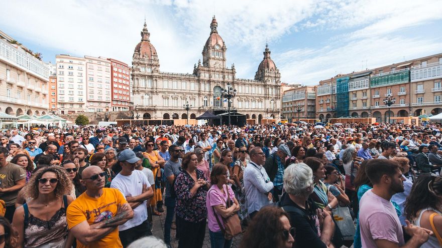 Lleno en la plaza de María Pita de A Coruña para asistir al Festival de las Ideas y la Cultura