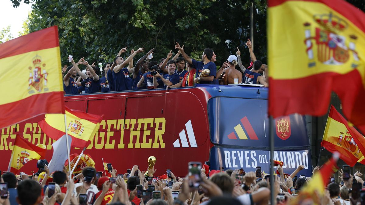 Los jugadores de la selección española a su paso por la calle Princesa de Madrid durante la celebración tras proclamarse ayer campeones del mundo al derrotar en la final a Argentina.