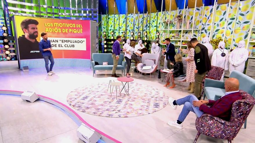 Susto en 'Sálvame' por un desmayo en directo: "¡Quítale la careta!"