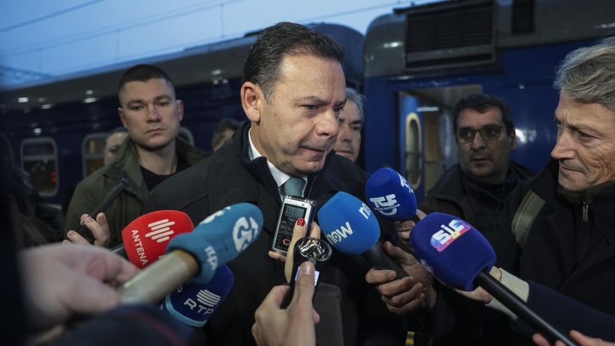 El primer ministro portugués, Luís Montenegro (c), hace declaraciones a la prensa a su llegada a Kiev (Ucrania), este sábado 20 de diciembre. EFE/EPA/MANUEL DE ALMEIDA