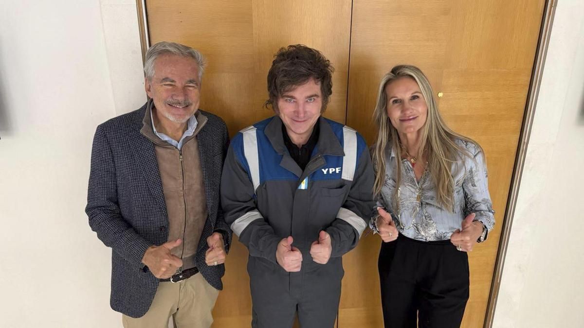 Javier Milei junto al empresario Martín Varsavsky y su esposa, Nina Varsavsky
