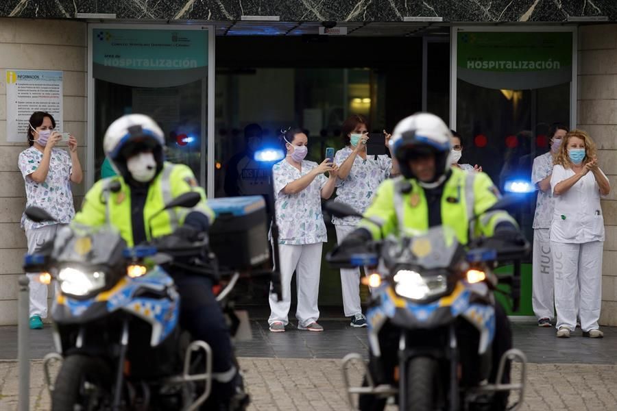 Policías y Protección Civil rinden un emotivo homenaje a los sanitarios las puertas del HUC