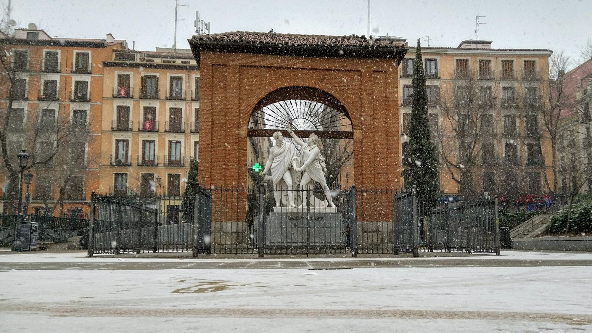 Daoíz y Velarde en la plaza del Dos de Mayo nevada