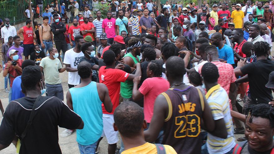 Migrantes africanos y haitianos se enfrentan para salir de mexicana Tapachula