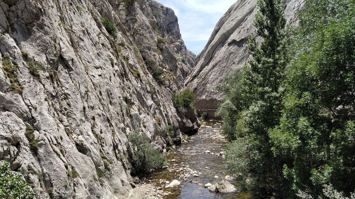 De la ciudad de León a las hoces: un recorrido turístico y cultural con cascadas, patrimonio y montaña