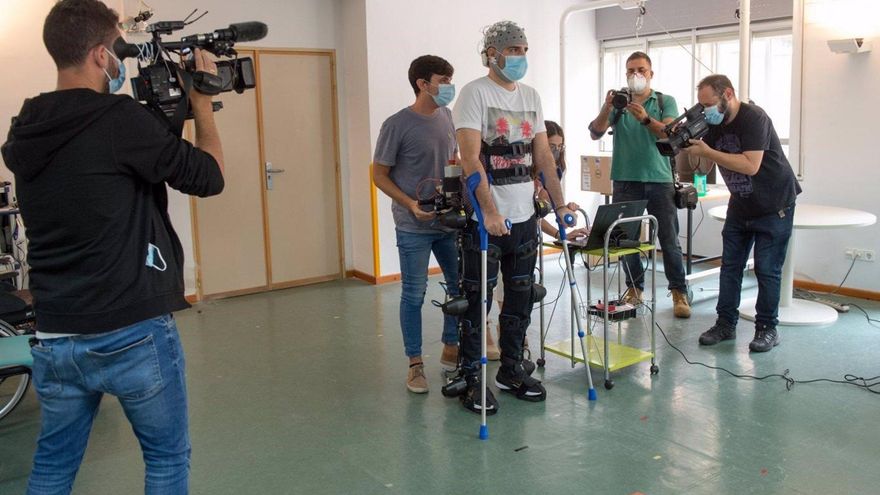 'WALK': el exoesqueleto robótico "mágico" que permite andar a personas con lesiones medulares