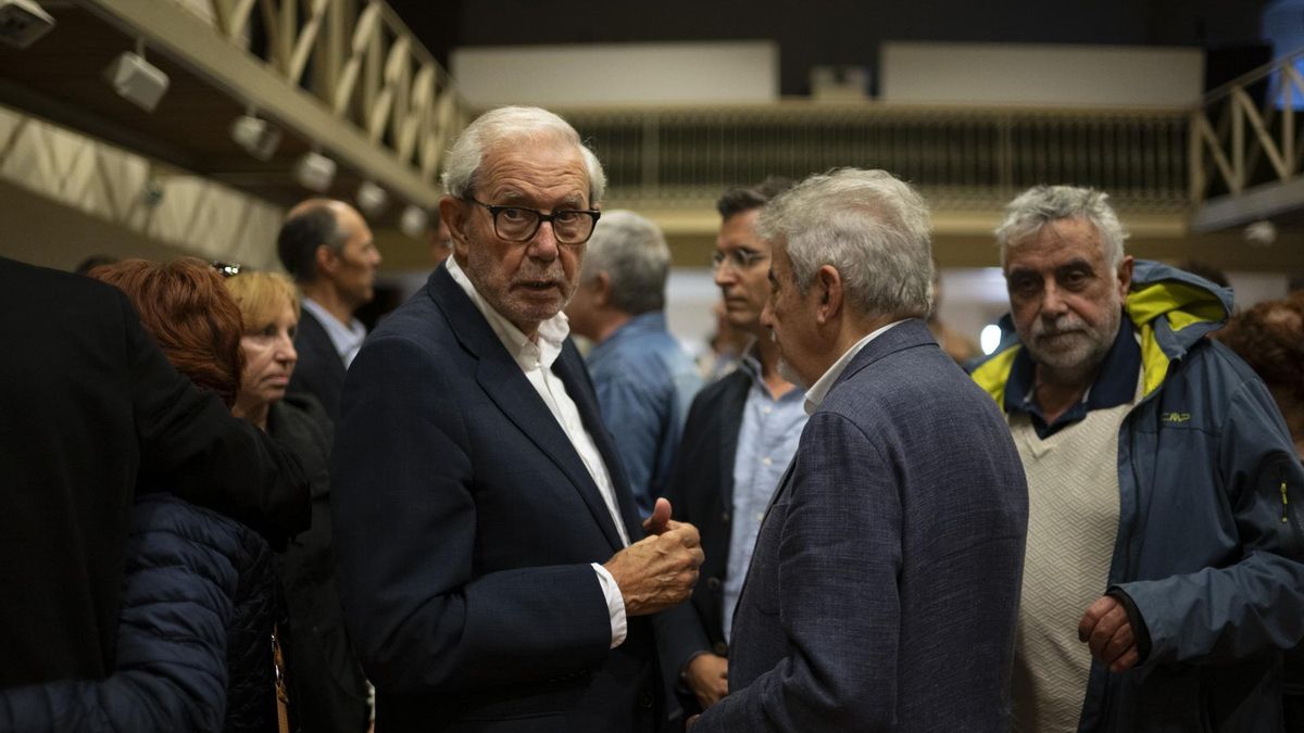 El expresidente de la Xunta, Emilio Pérez Touriño (izquierda), junto exdirigente del PP gallego Xesús Palmou (en primer plano, girado, a la derecha) y, en segundo plano, en el centro, el portavoz popular en Santiago, Borja Verea.
