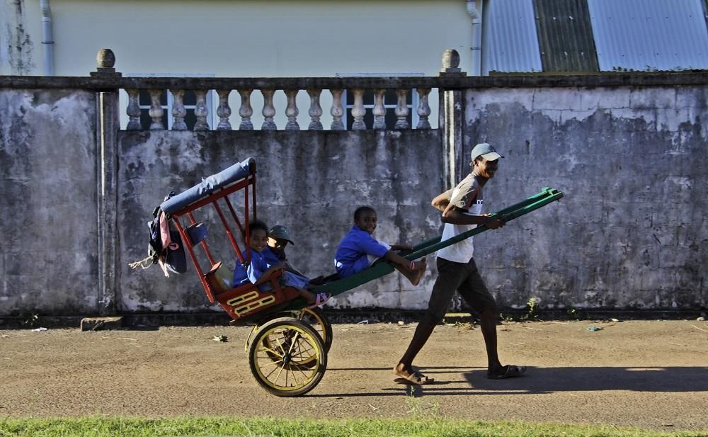 Región de Faragangana (Madagascar). - El pousse-pousse es el método habitual de traslado para pequeñas distancias. | MANOLO ARRABAL