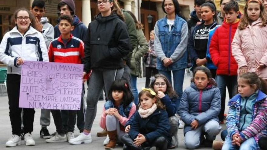 Escolares se movilizan en Astorga el 8M. / Astorga Redacción
