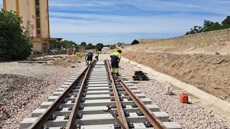 Operarios trabajando en la línea Utrera (Sevilla)-Fuente de Piedra (Málaga).