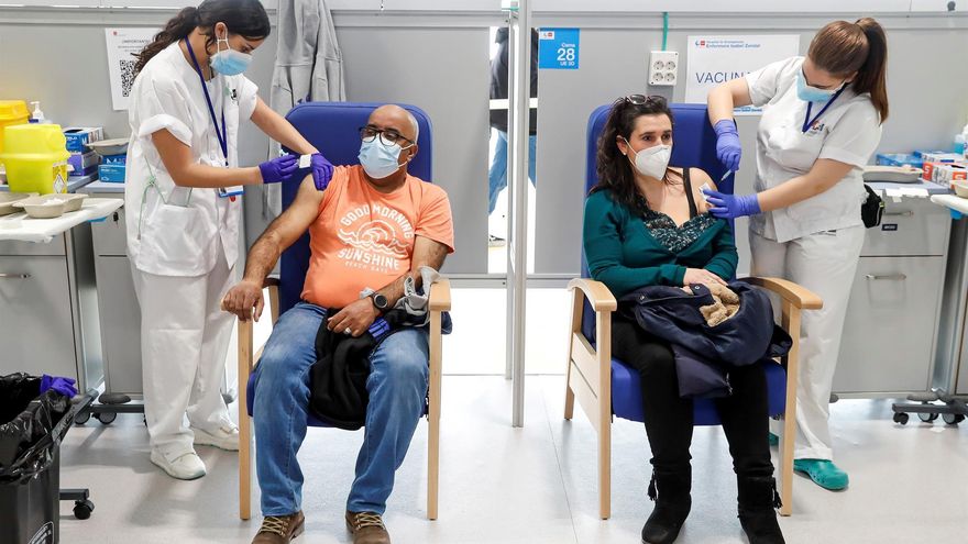 Varias enfermeras administran una vacuna en el Hospital de Emergencias Enfermera Isabel Zendal de Madrid. La Comunidad de Madrid