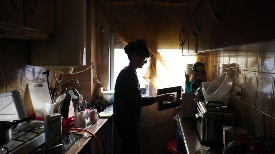 Carmen, en la cocina de su piso.