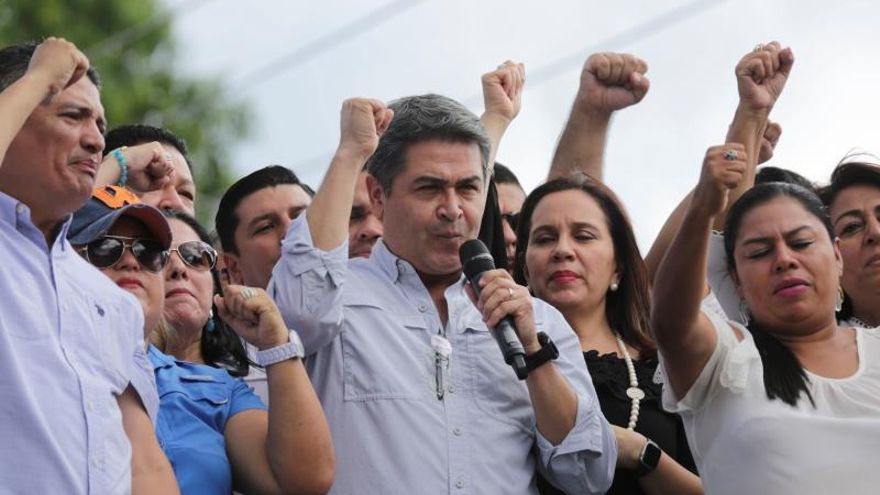 El presidente de Honduras, Juan Orlando Hernández (c).