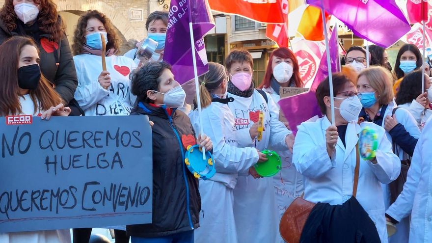 ¿Por qué amenazan con huelga las trabajadoras de ayuda a domicilio? "Es vergonzoso, nuestro trabajo nunca se ha reconocido"