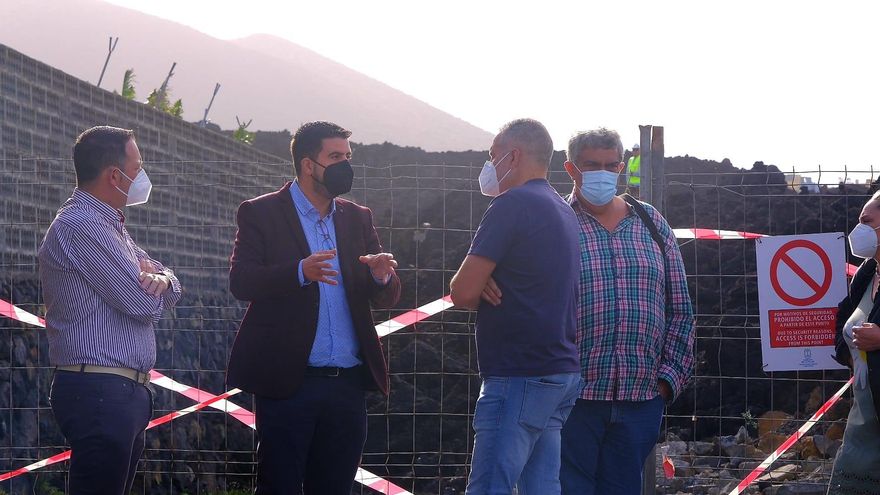 Borja Perdomo, vicepresidente y consejero de Infraestructuras del Cabildo de La Palma; y Juan Miguel Rodríguez, alcalde de Tazacorte, con  técnicos,  este jueves, en el inicio de las obras de recuperación del camino de San Isidro.