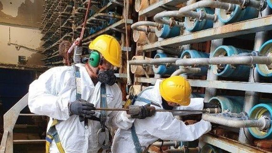 Mantenimiento de tubos de ósmosis inversa.