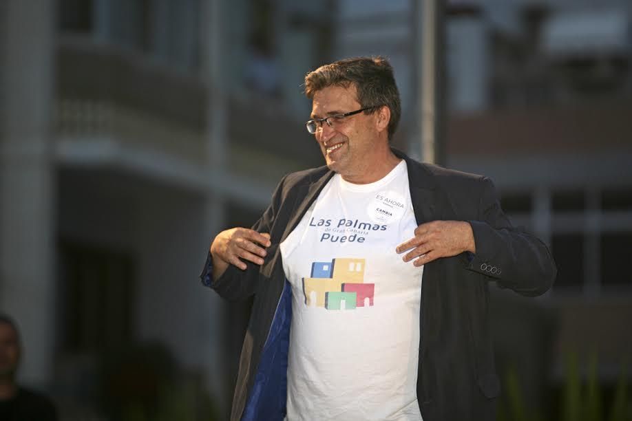 Javier Doreste enseña la camiseta de Las Palmas de Gran Canaria Puede. (ALEJANDRO RAMOS)