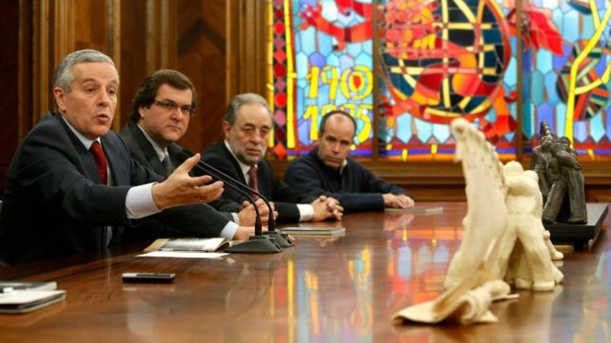 Carlos S. Campillo / ICAL El alcalde de León, Emilio Gutiérrez y Manuel Becerra, del grupo mexicano Vidanta, durante la rueda de prensa en la que informan del acuerdo alcanzado para la realización de la escultura 'Homenaje a los Pendones de León' del autor Miguel Iribertegui Erase.