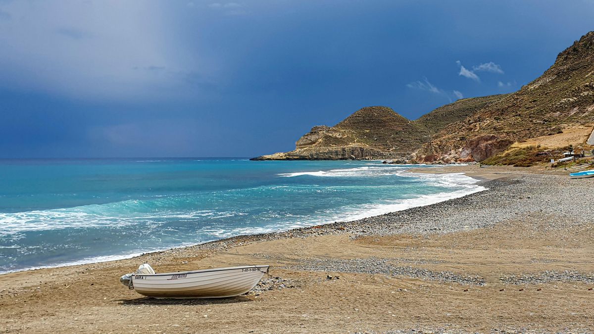 El litoral desconocido de Almería marcado por el contraste entre sus playas de arena oscura y el agua cristalina del Mediterráneo