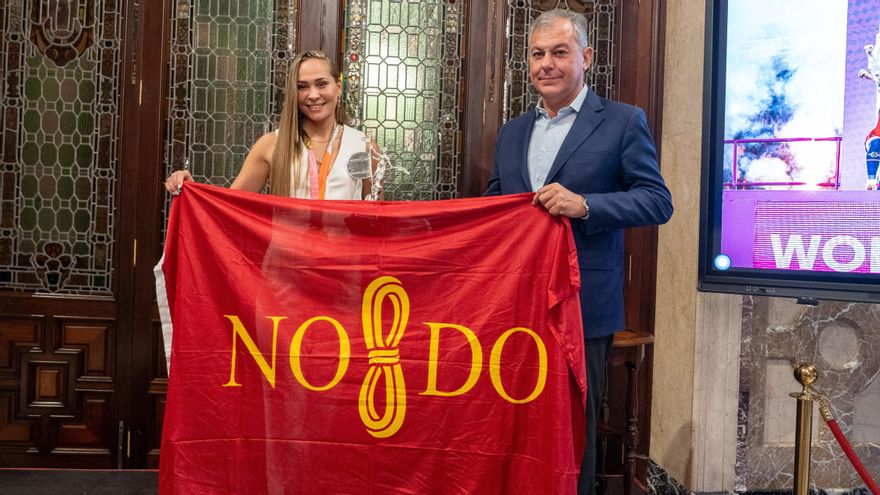 Irene Guerrero y José Luis Sanz, con la bandera de Sevilla.